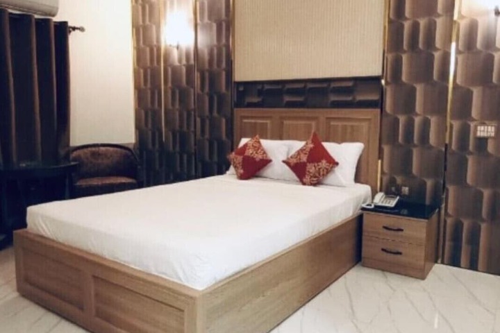 Room 8 of 18