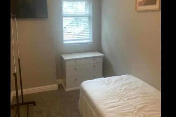 Room 4 of 9