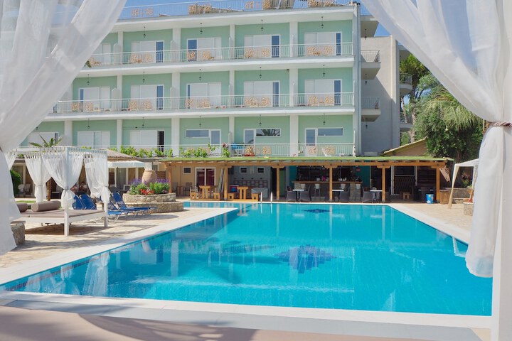 Hotel Pool