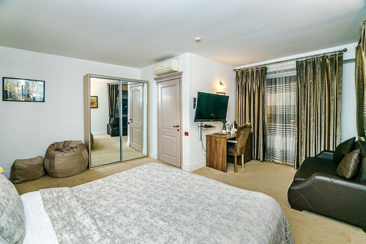 Room 2 of 83