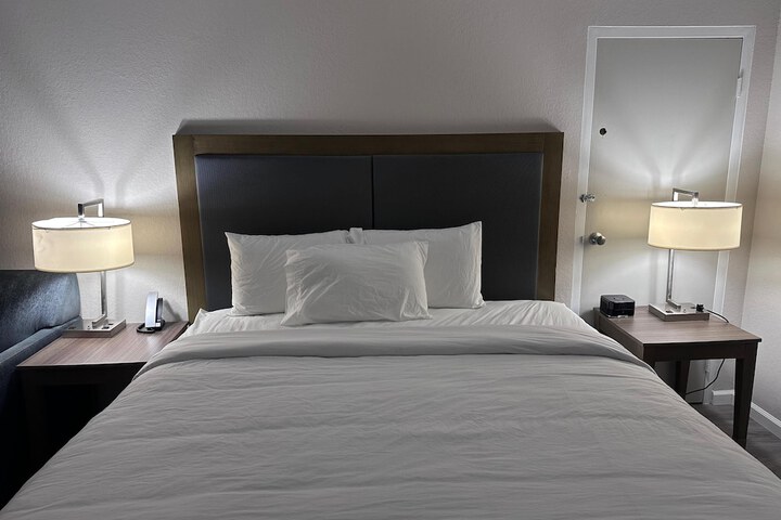 Standard King Bed Accessible (4 of 15)