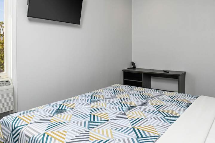 1 King Bed (4 of 6)