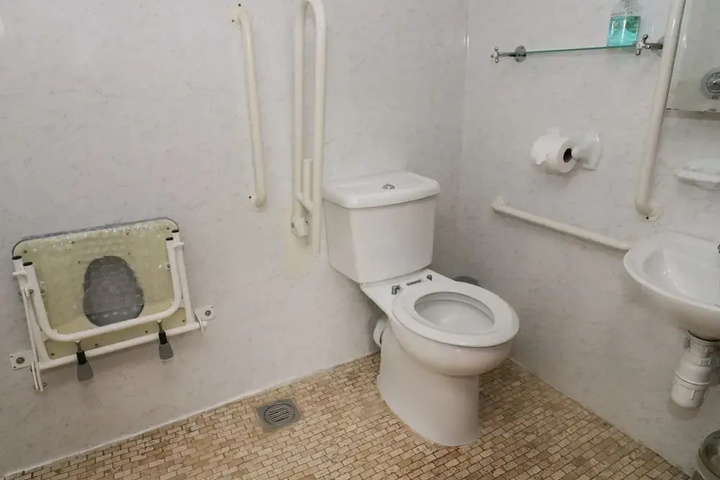 Room 5 of 7