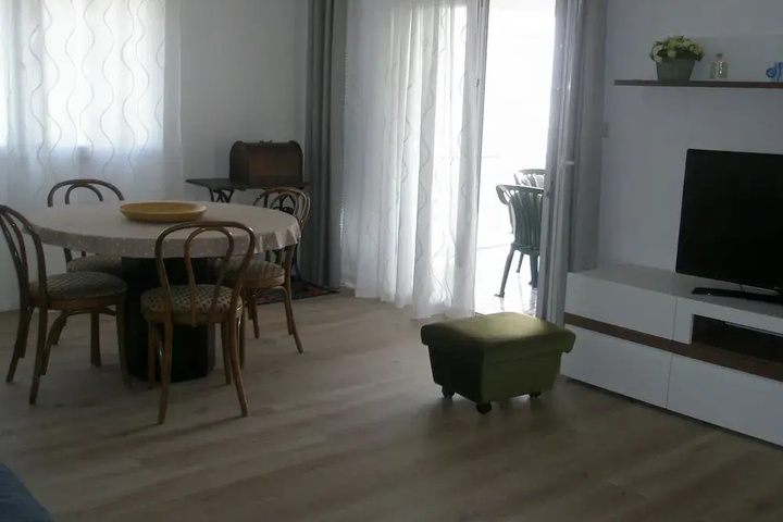 Room 4 of 18