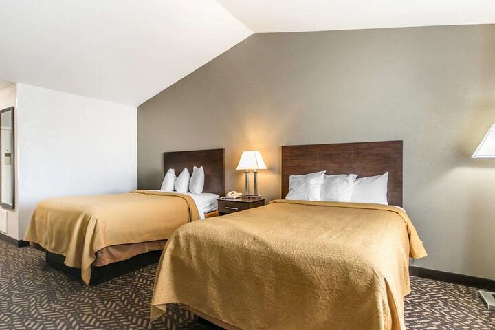 2 Double Beds Business Room Efficiency Upgrade (5 of 9)