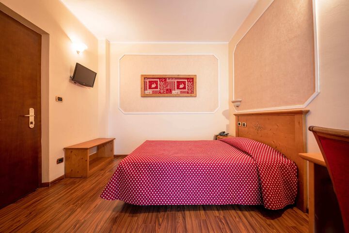 Room 44 of 100
