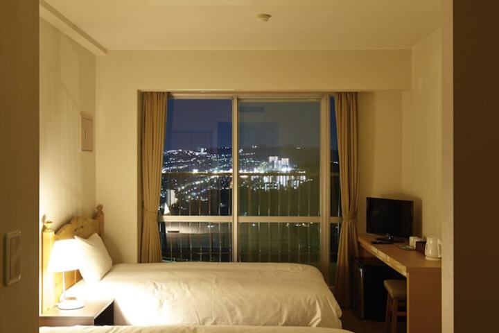 Room 6 of 25