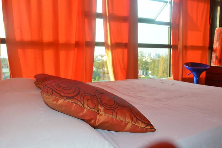 Room 10 of 32