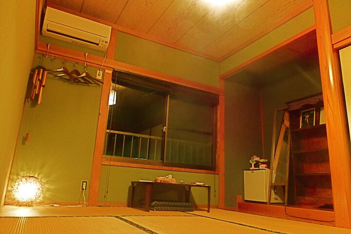 Room 6 of 33