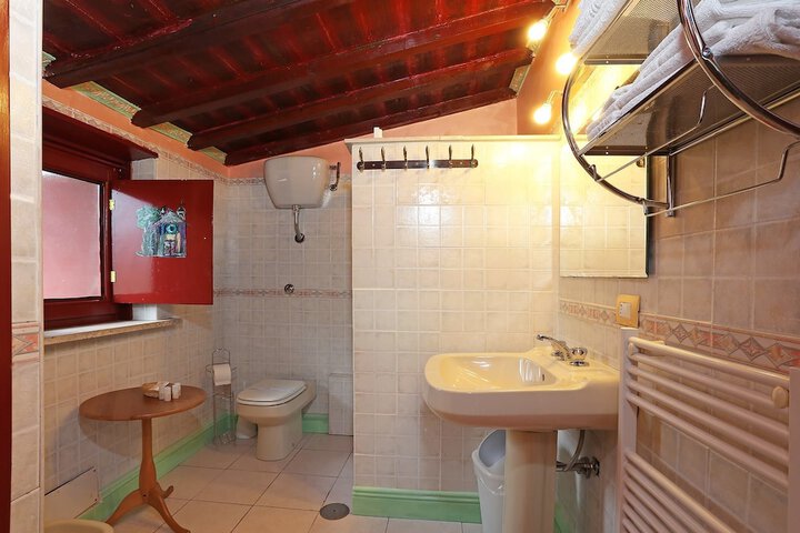 Room 14 of 28