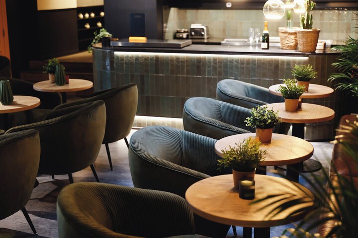 Lounge 53 of 60
