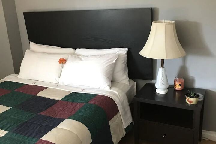 1 Queen Bed (4 of 16)