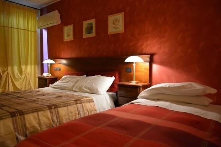 Room 24 of 76