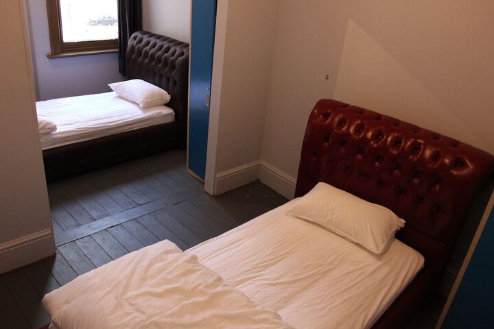 Room 4 of 68