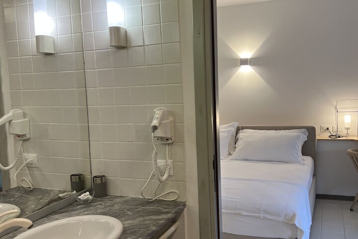 Room 4 of 99