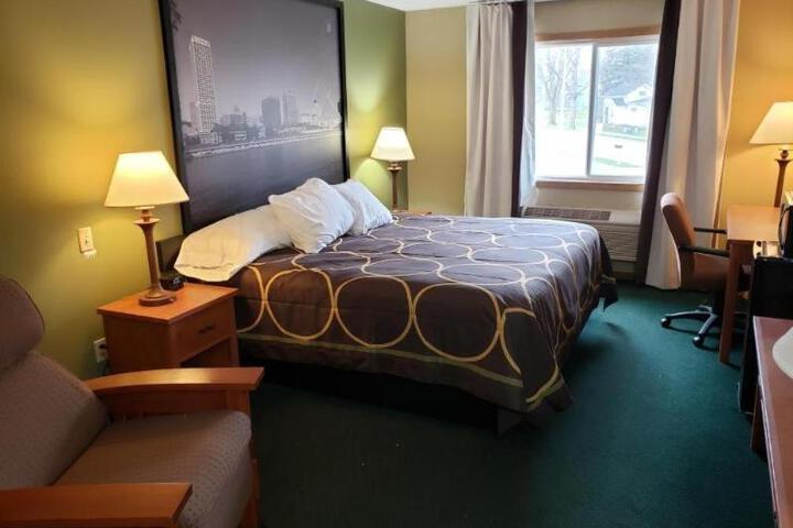1 King Bed (4 of 11)