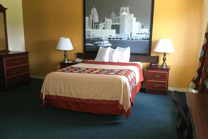 1 Queen Bed Accessible Room (7 of 13)