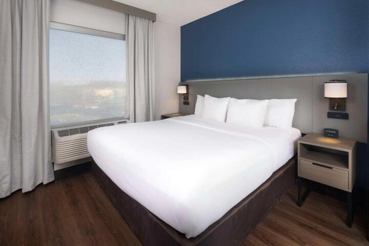 1 King Bed Suite (2 of 17)