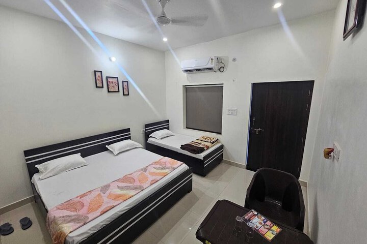 Room 6 of 12