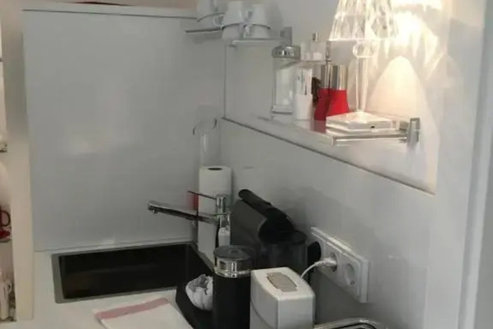 Room 6 of 18