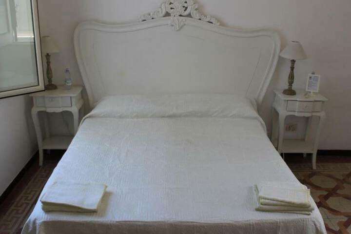 Room 4 of 8