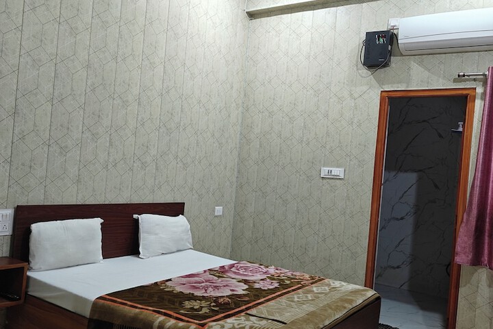 Room 10 of 28