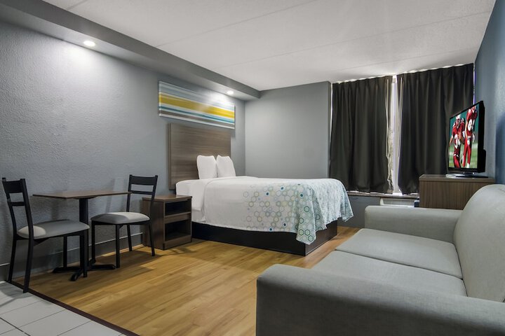 Studio King Bed (4 of 7)