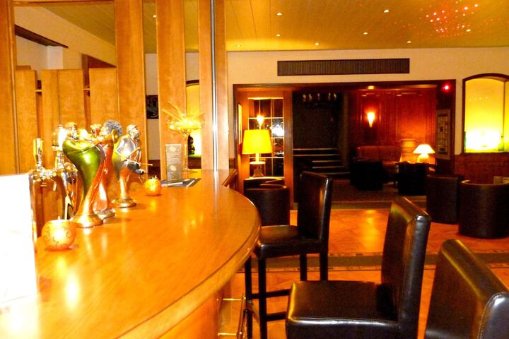 Lounge 52 of 66
