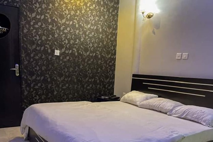 Room 7 of 18