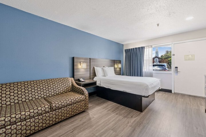 2 Double Beds Microwave and Refrigerator Flat Screen Television Work Desk High Speed Internet Accessible Continental Breakfast (2 of 32)