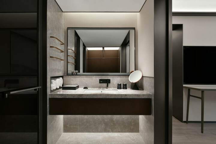 Room 27 of 46