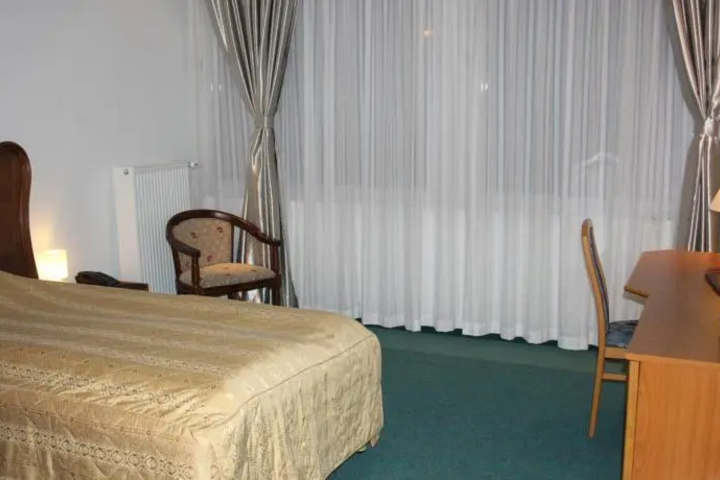 Room 6 of 9