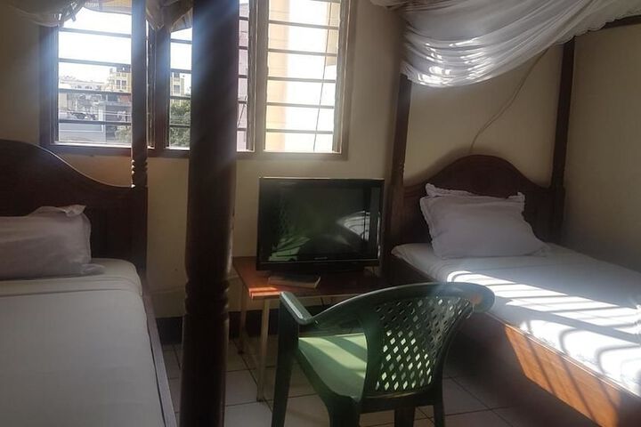 Room 4 of 8