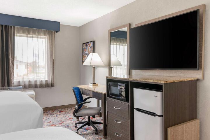 2 Queen Beds Easy Chair Microwave and Refrigerator Full Breakfast (3 of 6)