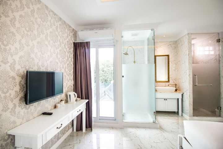 Room 2 of 35