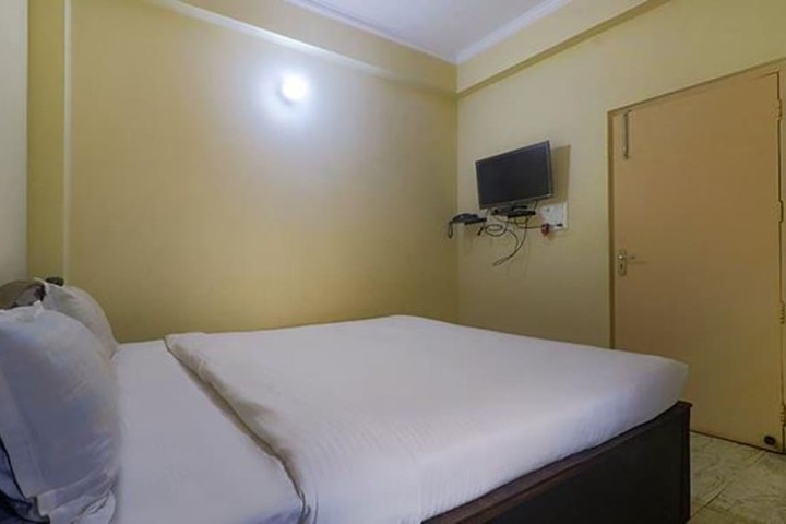 Room 9 of 14
