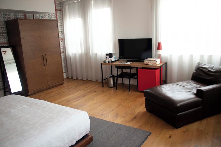 Room 28 of 83