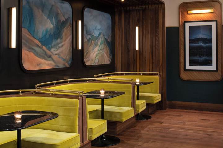 Lounge 128 of 170