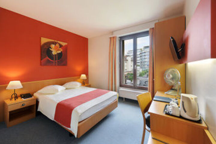Room 44 of 102