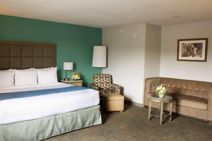 1 King Bed Deluxe Suite Balcony (6 of 10)