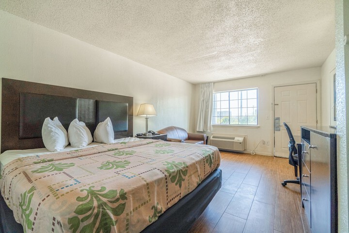Room 10 of 87