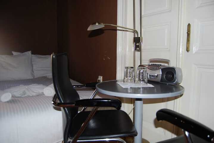 Room 27 of 106