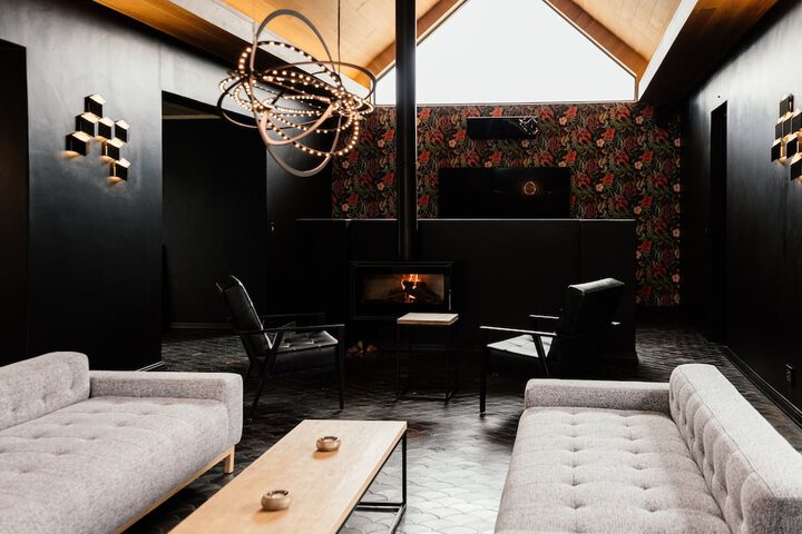 Lounge 21 of 50