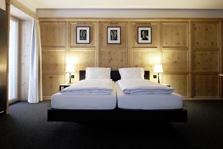 Room 5 of 77