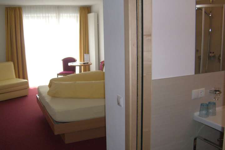 Room 10 of 83