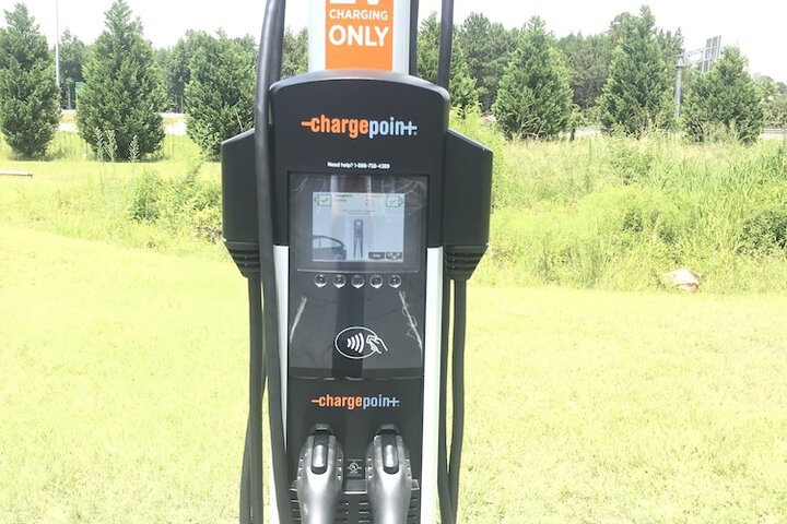Electric vehicle charging station