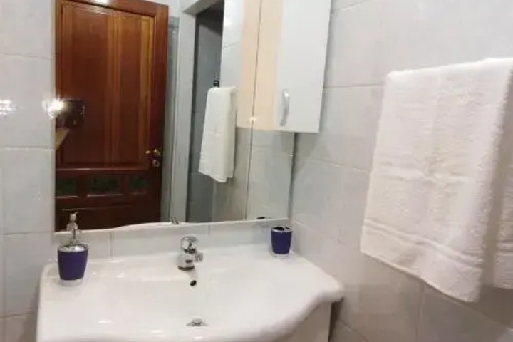 Room 6 of 10