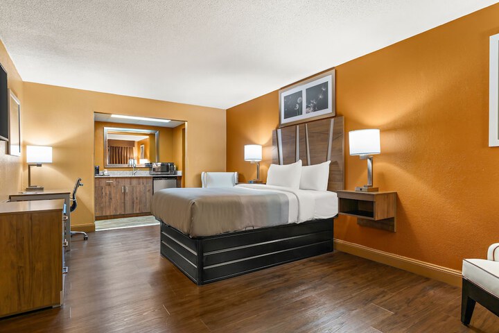 1 King Bed (10 of 30)