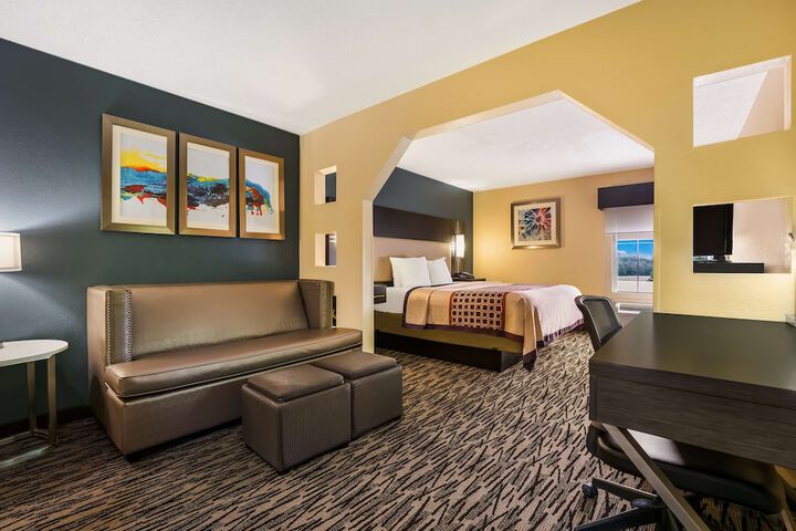 1 King Bed Fltscntv Reclnr Microwave, Refrigerator High Speed Coffee Maker Full Breakfast (18 of 18)