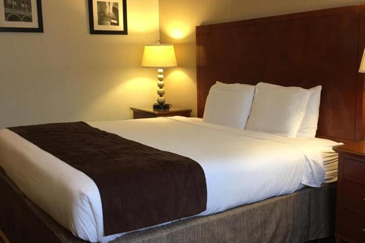 1 King Bed (4 of 6)